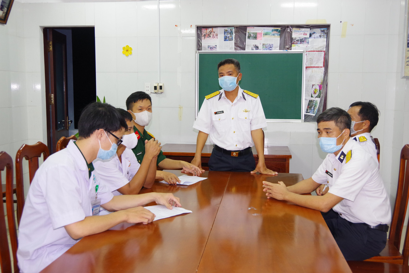 Trực thăng quân đội bay xuyên đêm chuyển bệnh nhân từ Trường Sa về đất liền điều trị ảnh 2