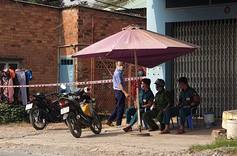 Cơ quan chức năng lập chốt bảo vệ khu vực cách ly. Phong tỏa khu vực liên quan thanh niên nhập cảnh trái phép cùng 2 ca mắc COVID-19 ảnh 2