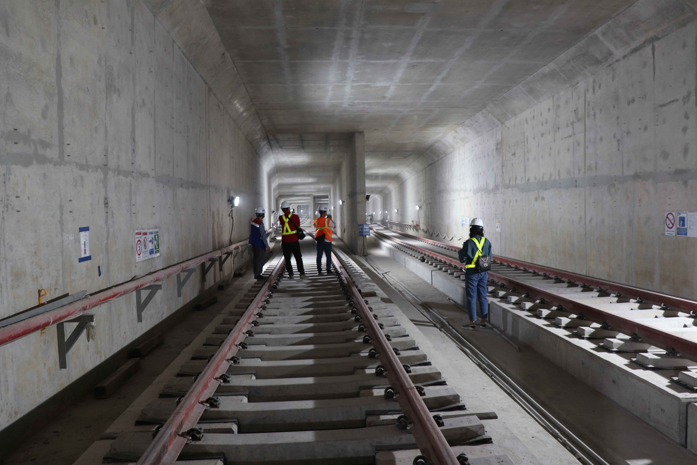 Công nhân chạy đua để hoàn thành nhà ga Ba Son ảnh 3