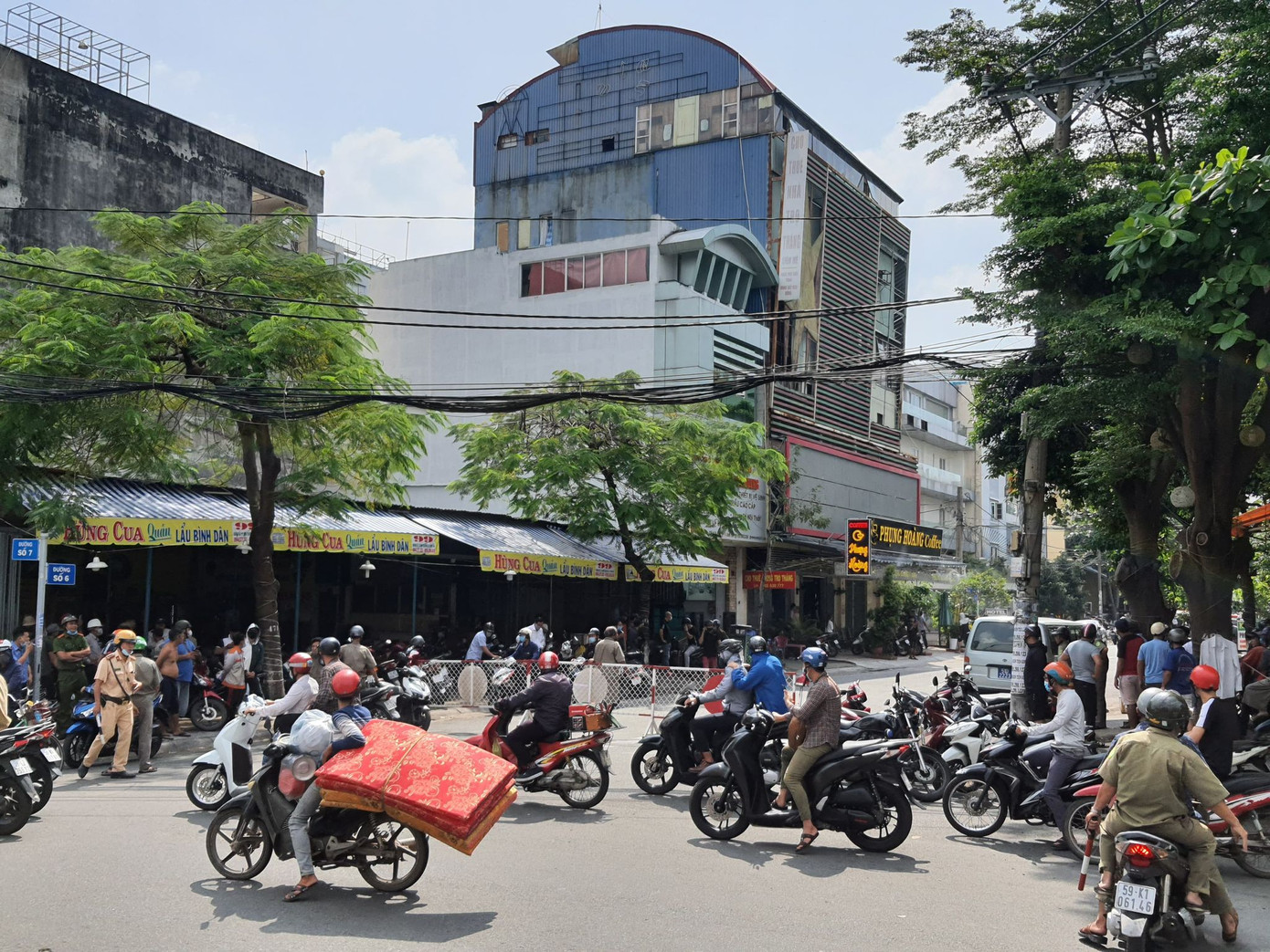 Hàng trăm người vây kín phòng tập của gymer phát ngôn xúc phạm vợ nghệ sĩ Chí Tài ảnh 2