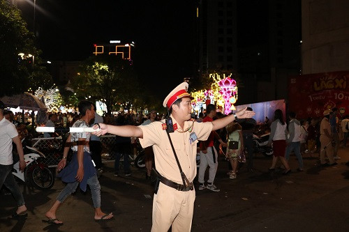 CSGT TPHCM huy động 100% lực lượng đảm bảo an toàn giao thông Lễ Giáng sinh ảnh 1