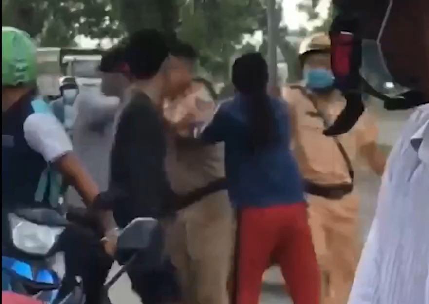 Bắt khẩn cấp hai đối tượng đánh CSGT khi bị dừng xe ảnh 1