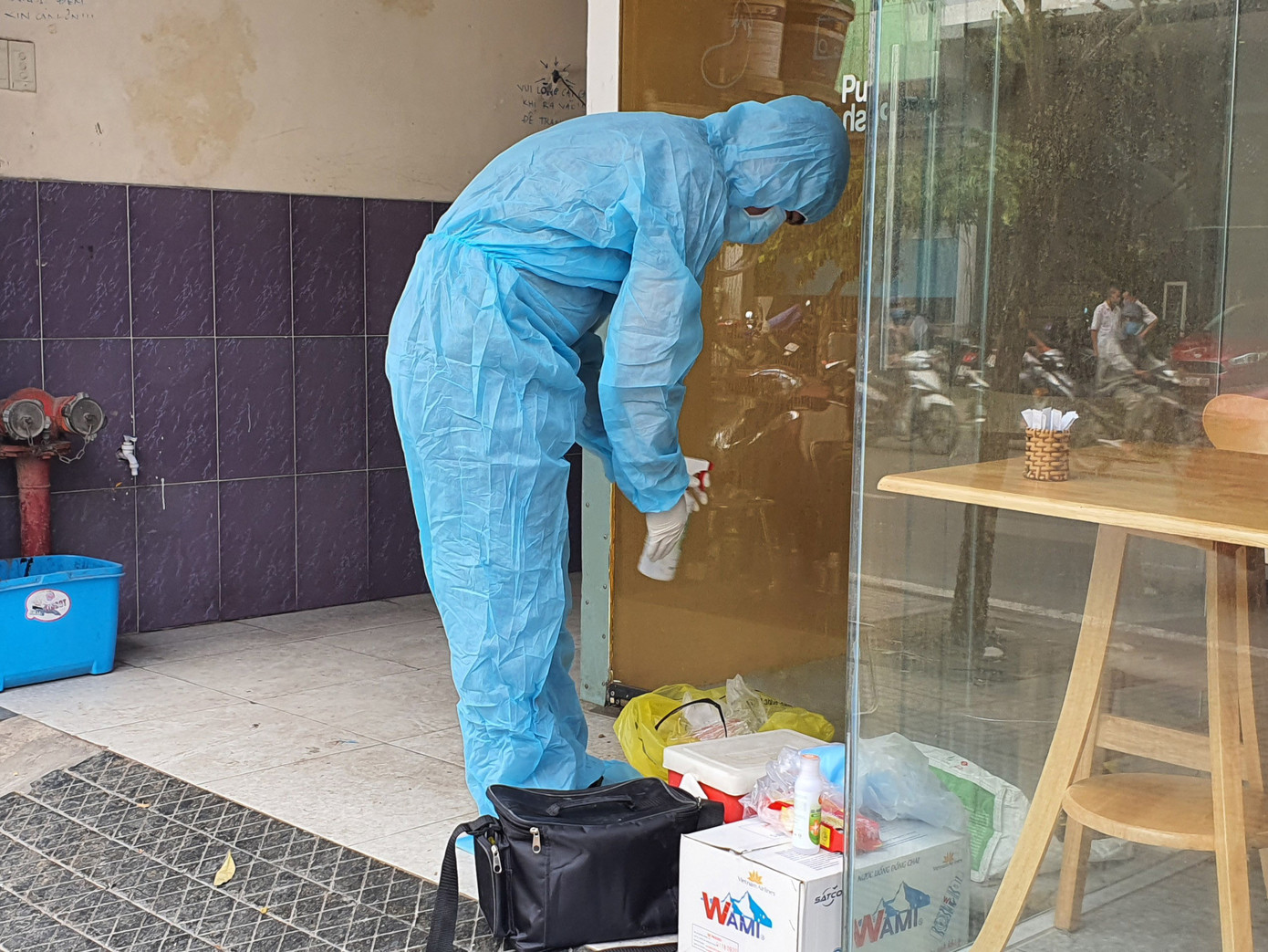 Sợ COVID-19 quay lại, người dân TP HCM đổ xô mua khẩu trang ảnh 32