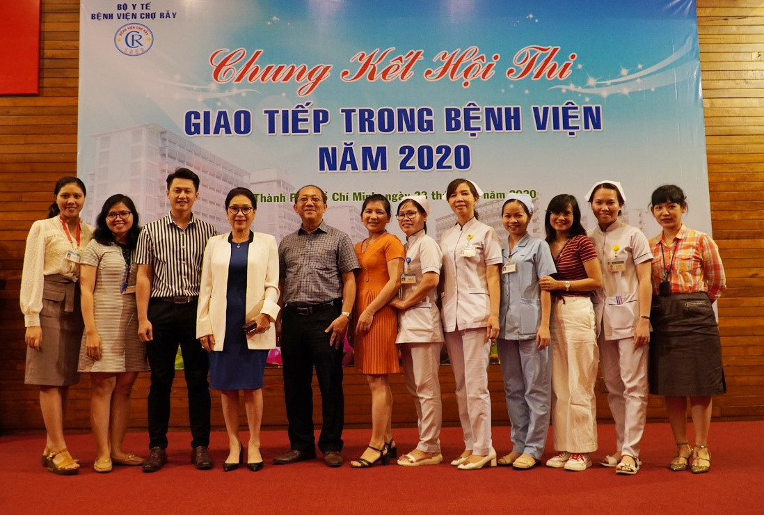 Nhân viên y tế đổi mới phong cách, thái độ hướng tới sự hài lòng của người bệnh ảnh 2