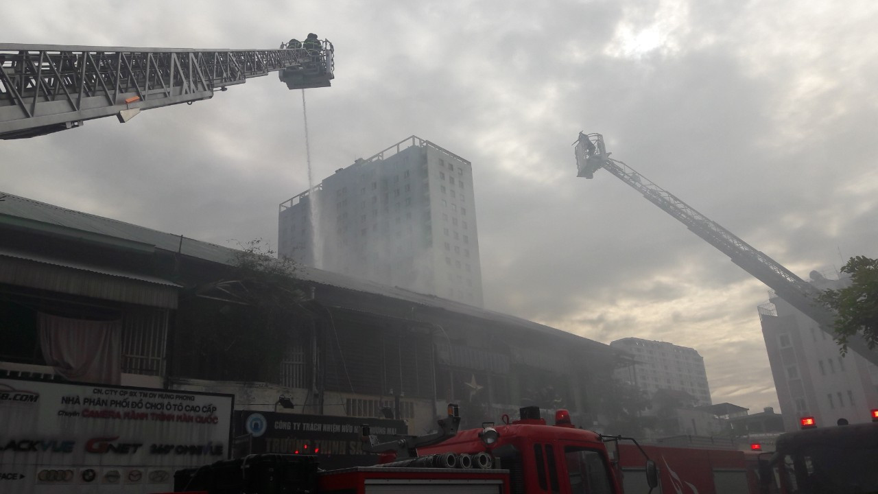 Nhiều người kêu cứu trong đám cháy chung cư giữa trung tâm Sài Gòn ảnh 1