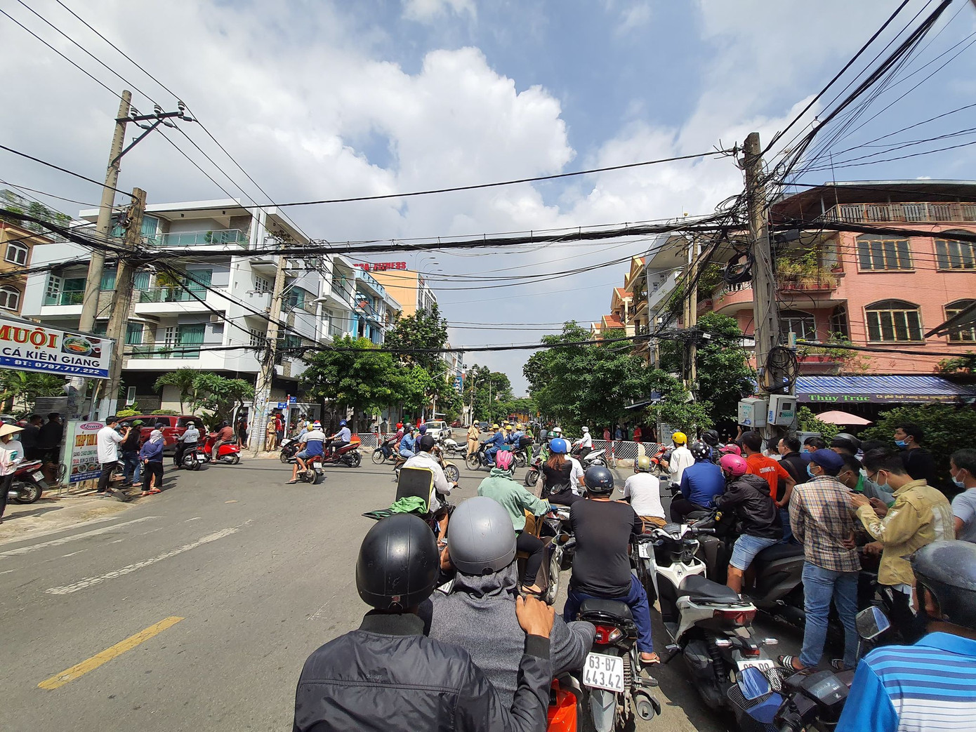 Hàng trăm người vây kín phòng tập của gymer phát ngôn xúc phạm vợ nghệ sĩ Chí Tài ảnh 3