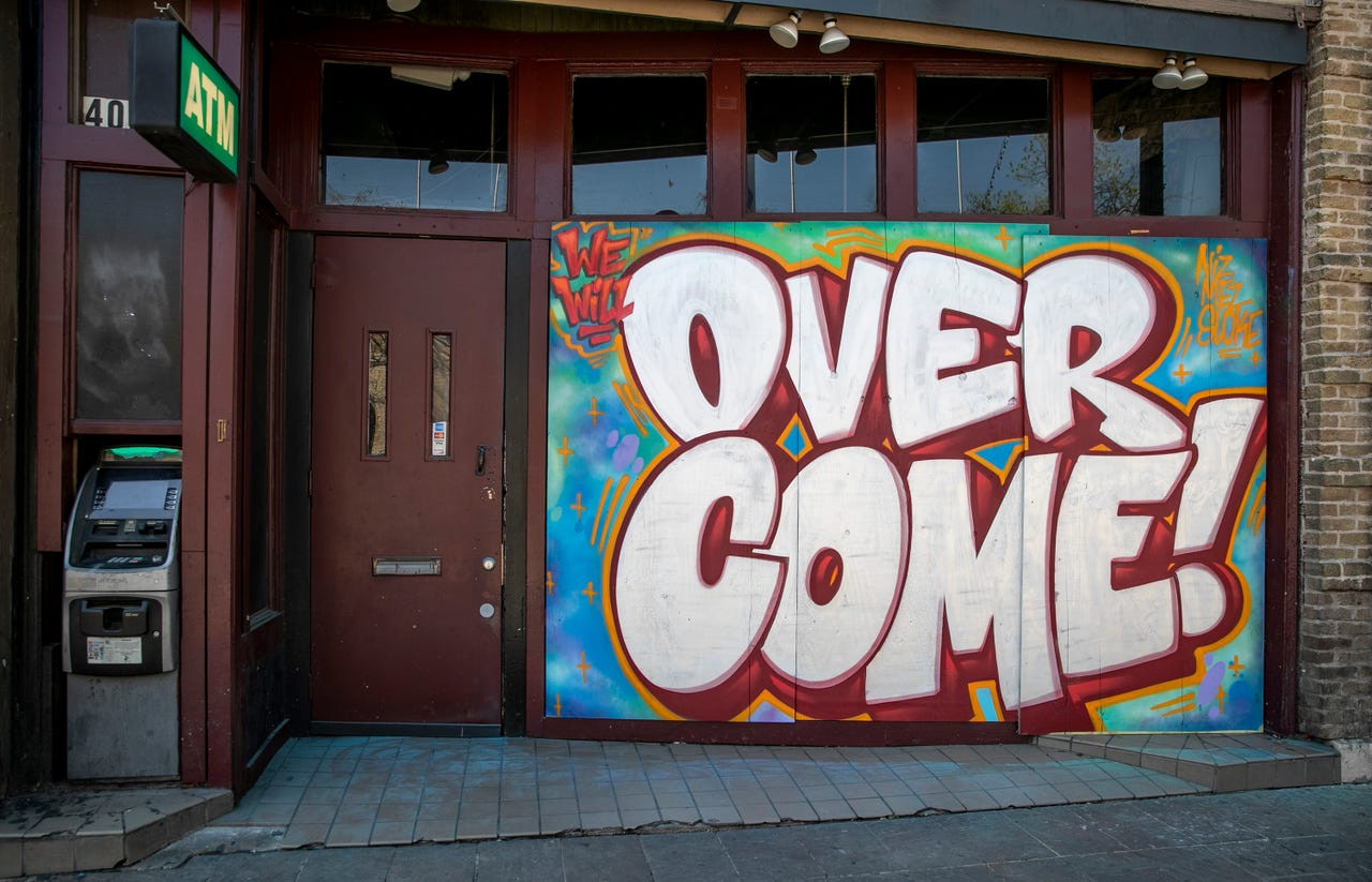 Với nghệ thuật Graffiti, những tòa nhà ảm đảm giữa dịch COVID-19 đã “sống dậy“ ảnh 4