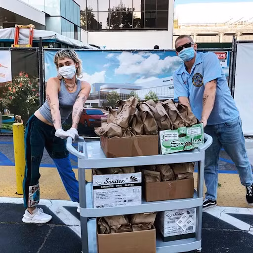 Kỷ niệm hẹn hò “cộp mác” Miley Cyrus: Tặng 120 chiếc bánh taco cho bệnh viện ảnh 1