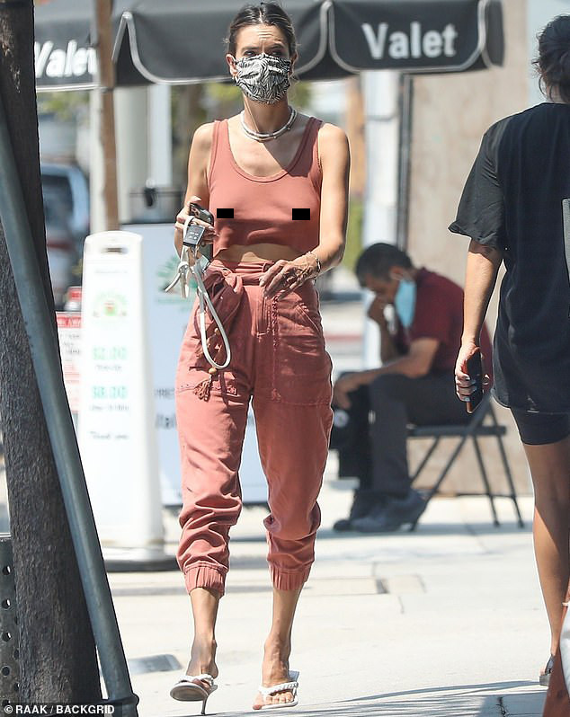 Alessandra Ambrosio 'thả rông' vòng một táo bạo ảnh 1