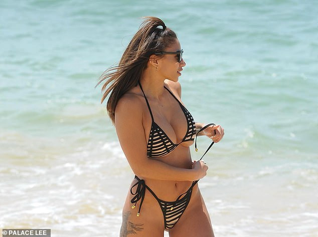 Mặc áo tắm lộ chân ngực, sao truyền hình 9x nóng bỏng 'nghẹt thở' ảnh 4