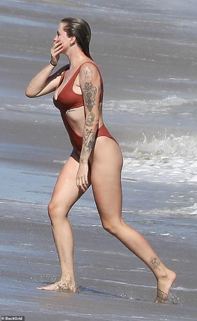 Ireland Baldwin tròn đầy, trắng nõn ở biển ảnh 8