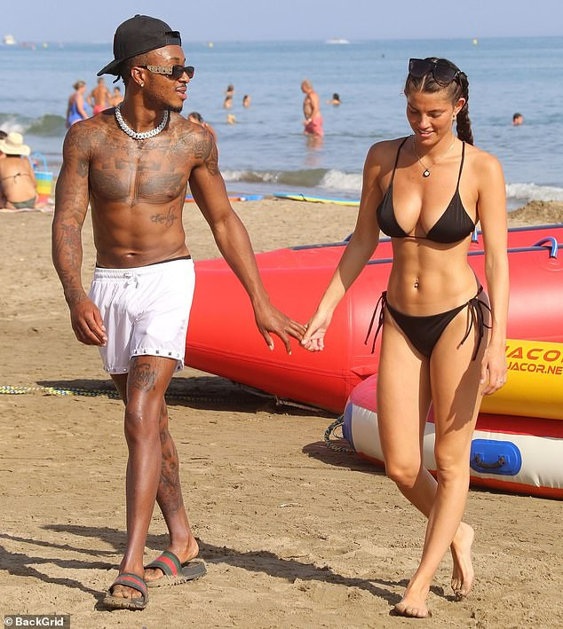 Rebecca Gormley quá đẹp với bikini khi đi nghỉ với bạn trai ở biển ảnh 5