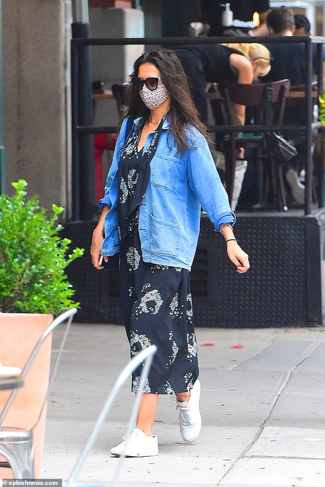 Con gái Tom Cruise ra phố với mẹ, dáng cao đầy khí chất người mẫu ở tuổi 14 ảnh 1