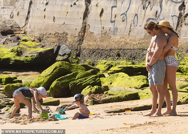 Hoa hậu hoàn vũ Úc Rachael Finch tình tứ với chồng ở biển ảnh 5