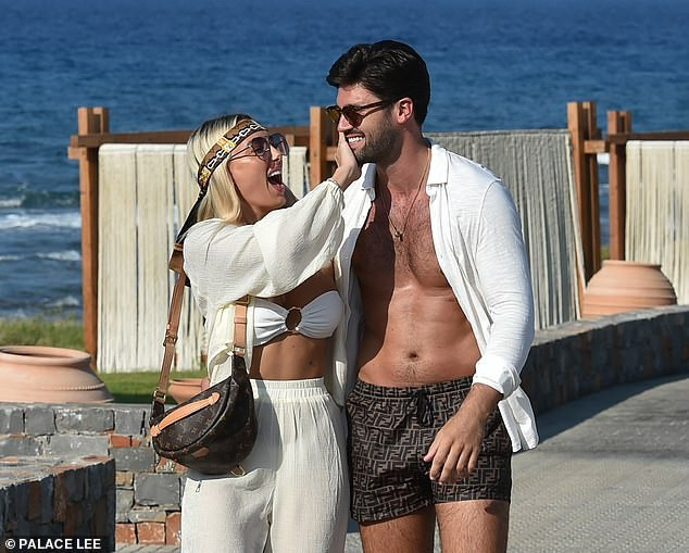 Sao truyền hình 9x mặc bikini quây tí hon nóng bỏng, khoá môi bạn trai nồng nàn ảnh 5