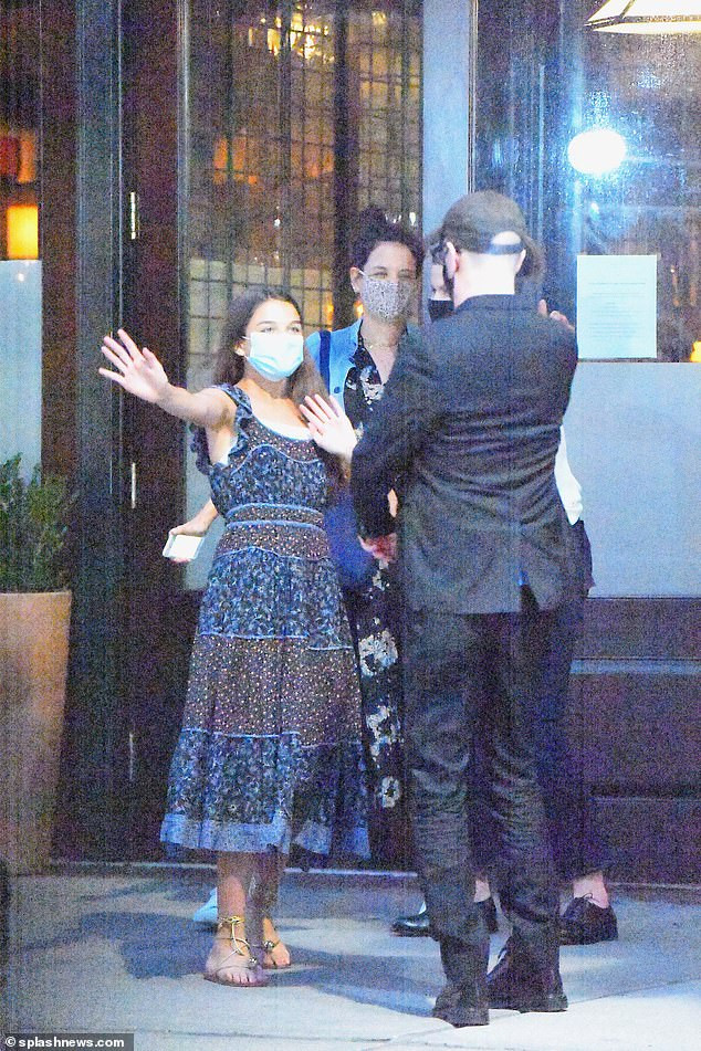 Con gái Tom Cruise ra phố với mẹ, dáng cao đầy khí chất người mẫu ở tuổi 14 ảnh 4