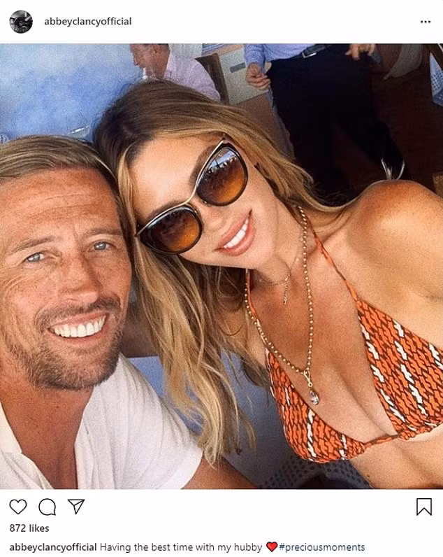 Nàng WAG Abbey Clancy thả dáng siêu quyến rũ ở biển với áo tắm bé xíu ảnh 5