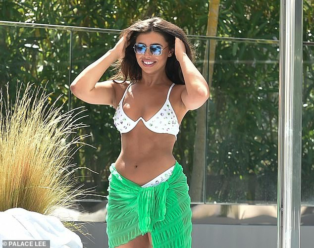 Sao truyền hình 9x mặc bikini tôn đường cong cực 'bốc lửa' ảnh 3