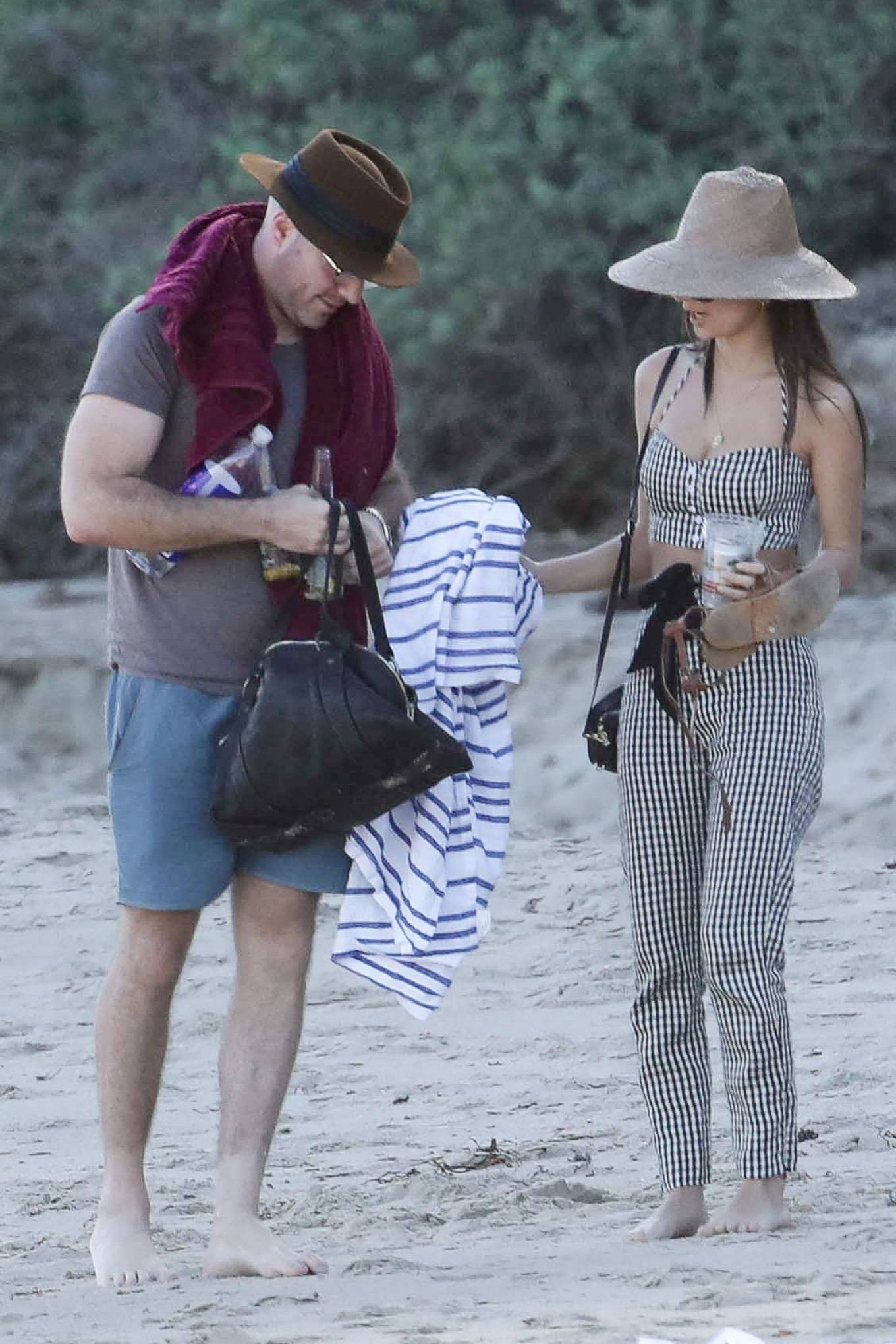 Emily Ratajkowski khoe body gợi cảm 'nảy lửa' bên trai lạ ảnh 4