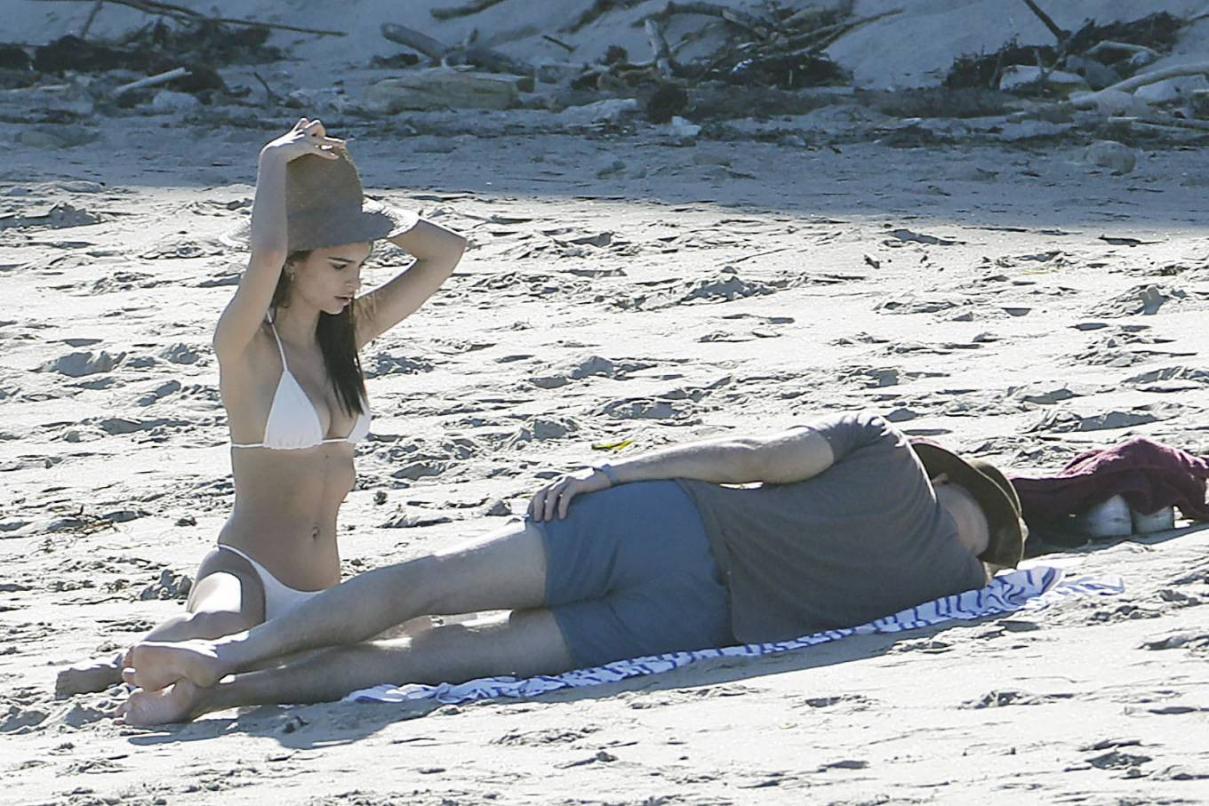 Emily Ratajkowski khoe body gợi cảm 'nảy lửa' bên trai lạ ảnh 1