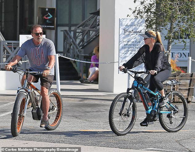 'Kẻ huỷ diệt' Arnold Schwarzenegger cùng bạn gái kém 27 tuổi đạp xe dạo phố ảnh 2