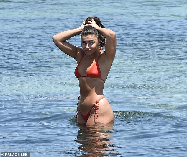 Sao truyền hình Anh quốc phô vóc dáng nóng bóng ở biển ảnh 3