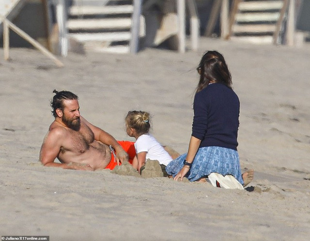 Ben Affleck đắm say hôn bạn gái mới trong khi vợ cũ bị nghi hẹn hò Bradley Cooper ảnh 7