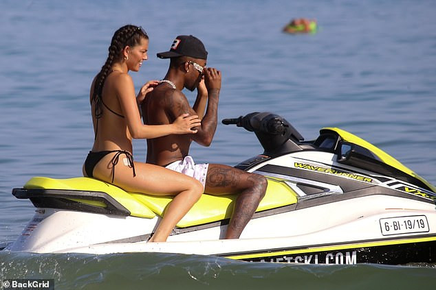 Rebecca Gormley quá đẹp với bikini khi đi nghỉ với bạn trai ở biển ảnh 6