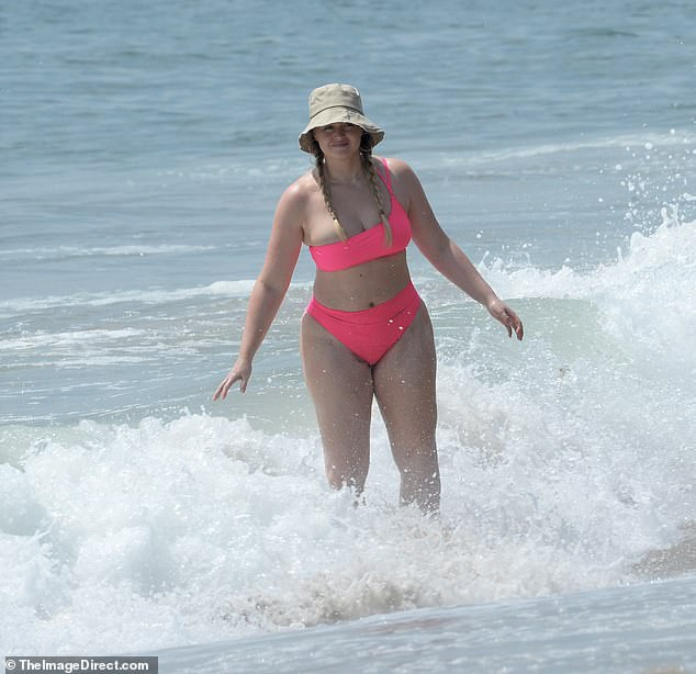 Siêu mẫu ngoại cỡ Iskra Lawrence diện bikini gợi cảm đi biển cùng bạn trai ảnh 3