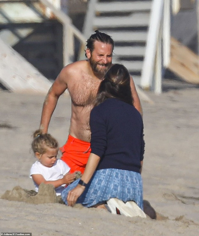 Ben Affleck đắm say hôn bạn gái mới trong khi vợ cũ bị nghi hẹn hò Bradley Cooper ảnh 6