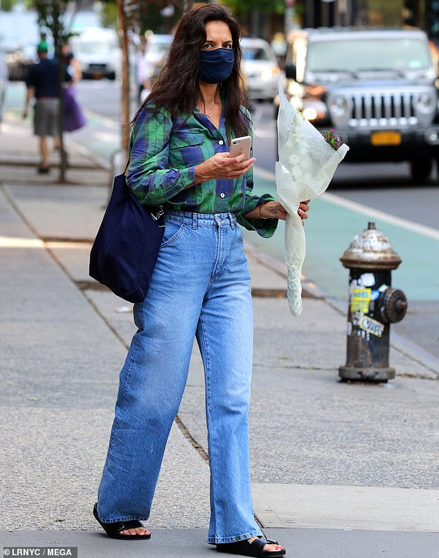 Katie Holmes lăng xê mốt quần bò ống suông nhưng vẫn mất điểm vì lỗi quen thuộc ảnh 2