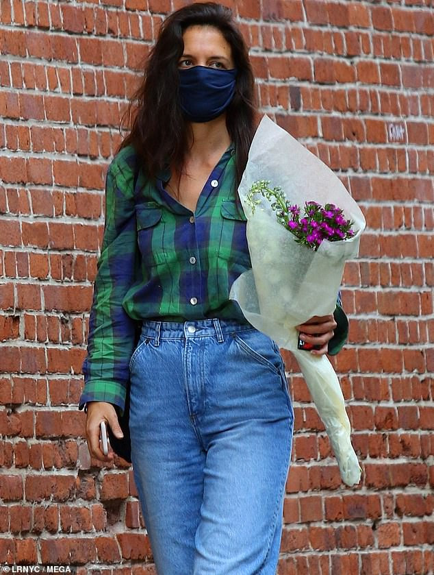 Katie Holmes lăng xê mốt quần bò ống suông nhưng vẫn mất điểm vì lỗi quen thuộc ảnh 4