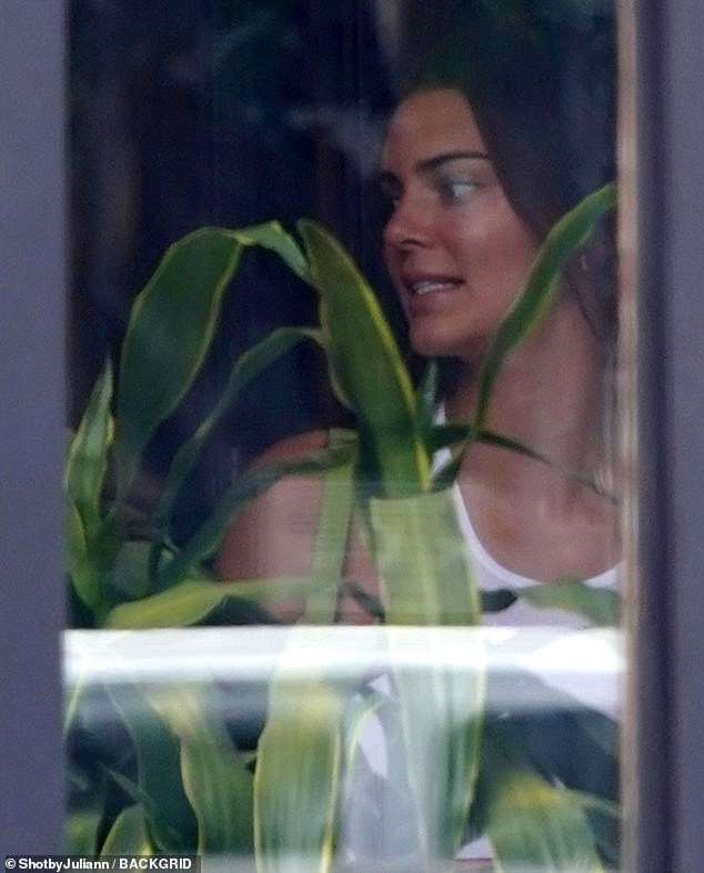 'Siêu mẫu đắt giá nhất thế giới' mặc street style đơn giản nhưng tôn dáng hoàn hảo ảnh 3