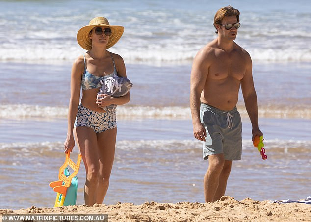 Hoa hậu hoàn vũ Úc Rachael Finch tình tứ với chồng ở biển ảnh 3