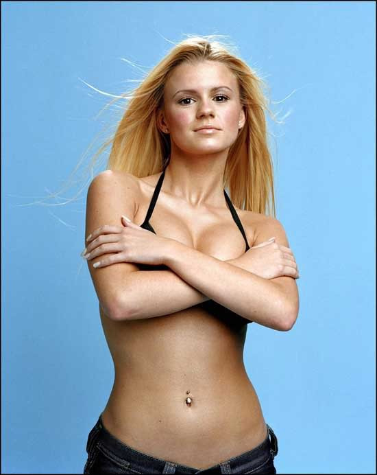 'Biểu tượng gợi cảm' Anh quốc một thời xồ xề thảm hại, để ngực trần bên bể bơi gây choáng ảnh 1