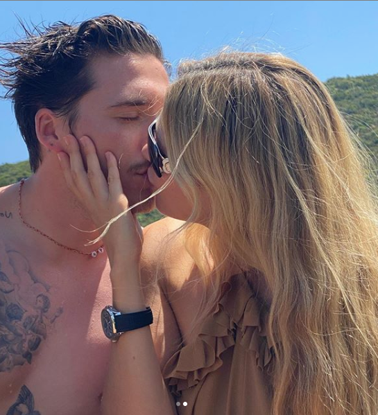 Con dâu của Victoria Beckham buộc khăn làm áo quây, khoe võng eo siêu bé gây 'sốt' ảnh 3