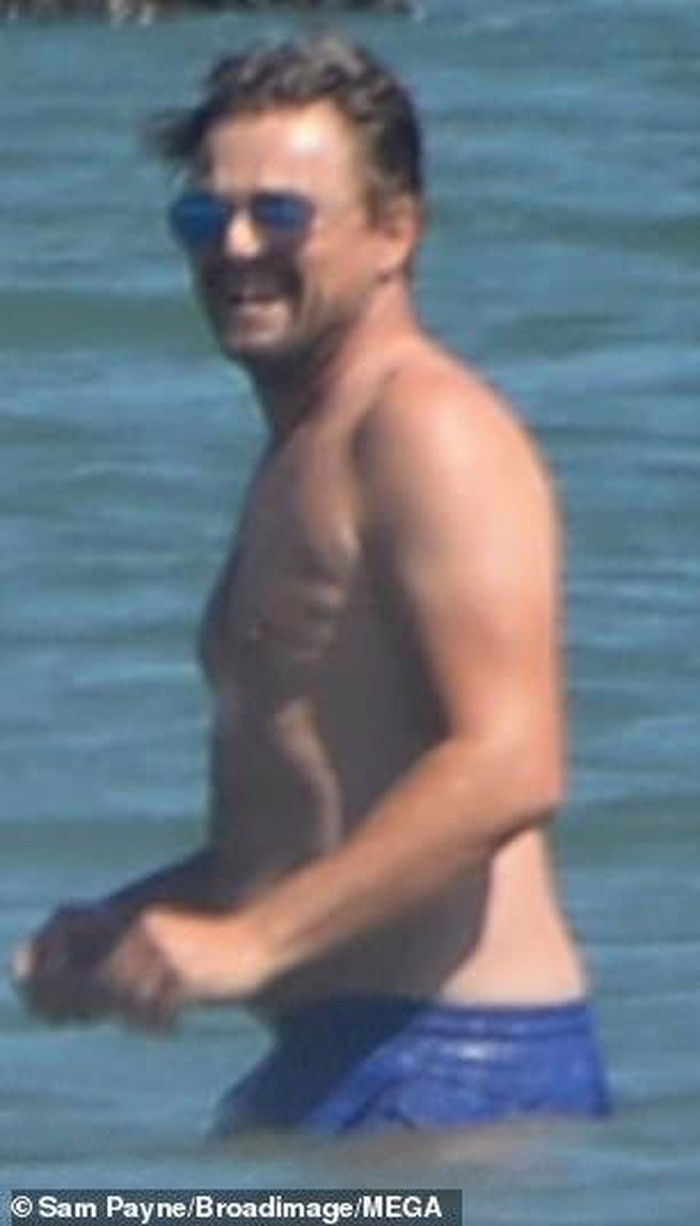 Bạn gái siêu mẫu kém Leonardo DiCaprio 23 tuổi khoe eo thon trên phố ảnh 6