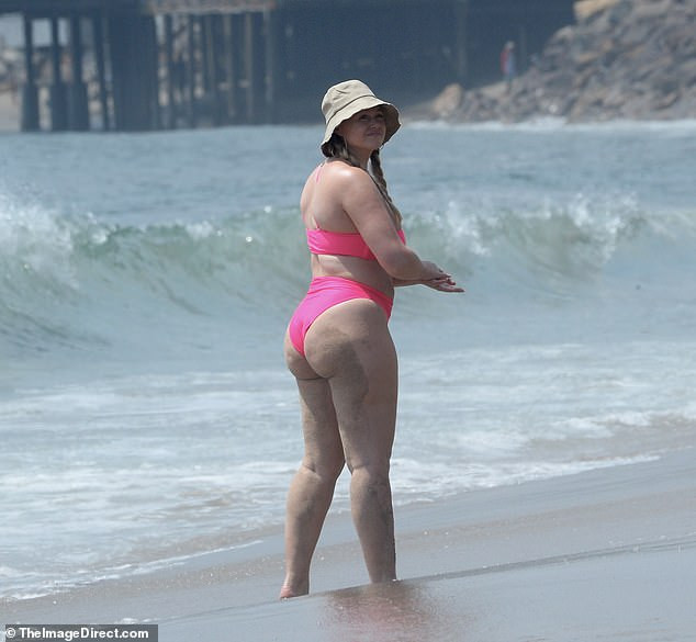 Siêu mẫu ngoại cỡ Iskra Lawrence diện bikini gợi cảm đi biển cùng bạn trai ảnh 2