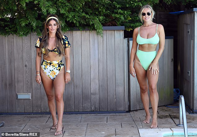 Sao truyền hình 9x nảy nở gợi cảm bên bể bơi ảnh 8