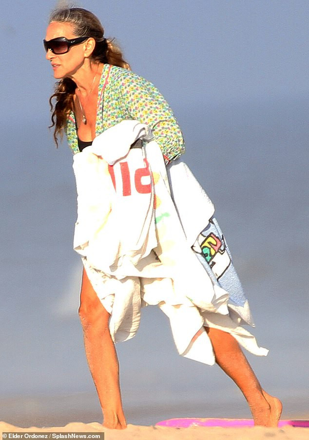 Sao ‘Sex and the City’ mặc áo tắm tôn vòng một gợi cảm ở tuổi 55 ảnh 5