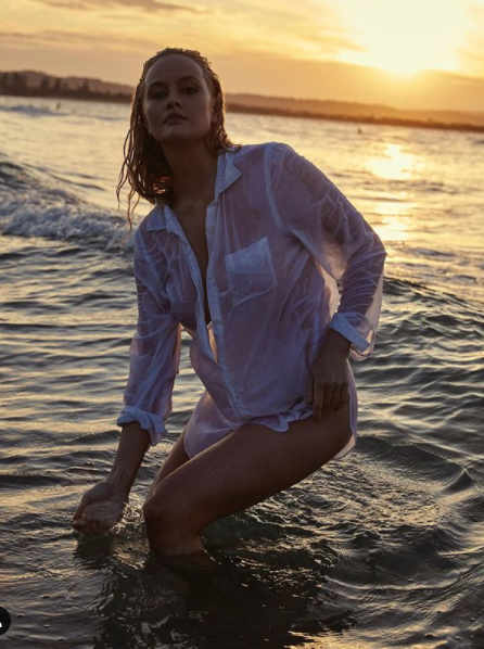 Không nội y, mẫu 9x mặc áo trắng mỏng tang thả dáng đầy gợi cảm ở biển ảnh 3