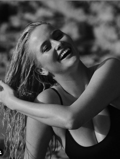 Không nội y, mẫu 9x mặc áo trắng mỏng tang thả dáng đầy gợi cảm ở biển ảnh 7