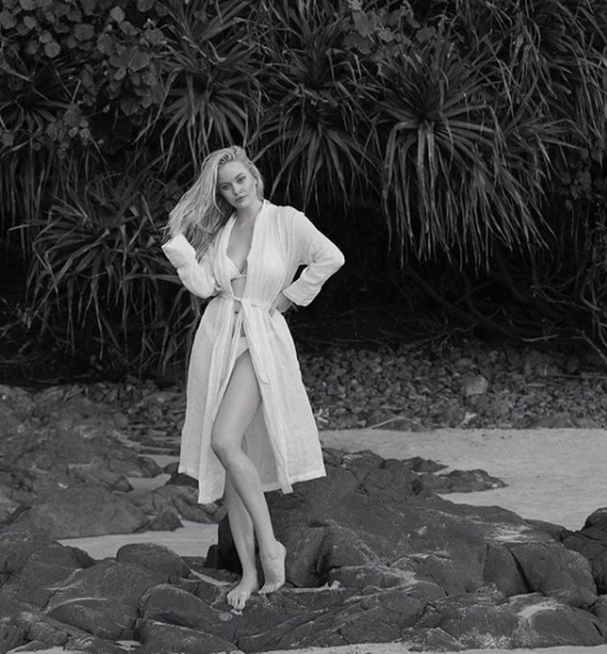 Không nội y, mẫu 9x mặc áo trắng mỏng tang thả dáng đầy gợi cảm ở biển ảnh 4