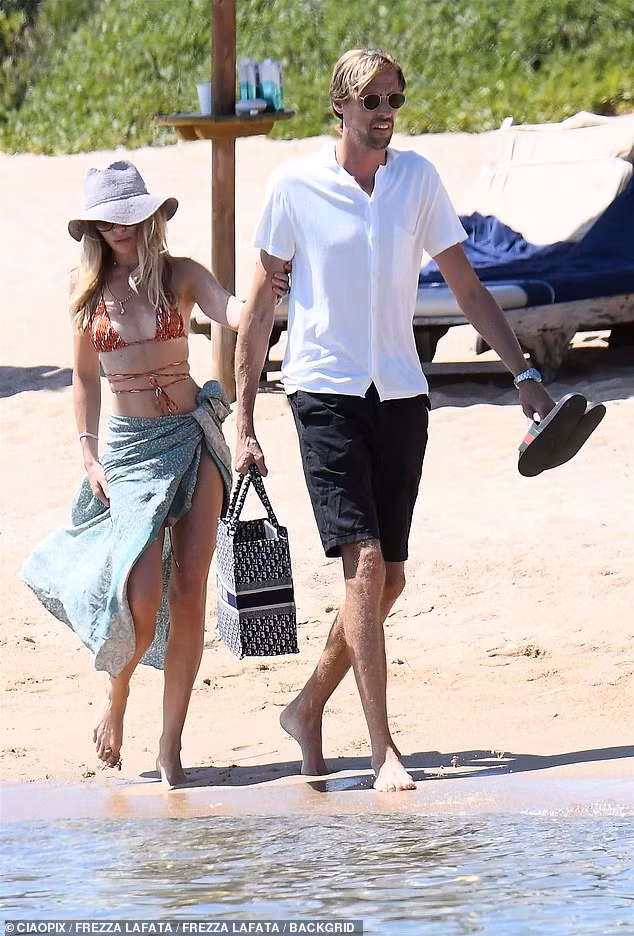 Nàng WAG Abbey Clancy thả dáng siêu quyến rũ ở biển với áo tắm bé xíu ảnh 3
