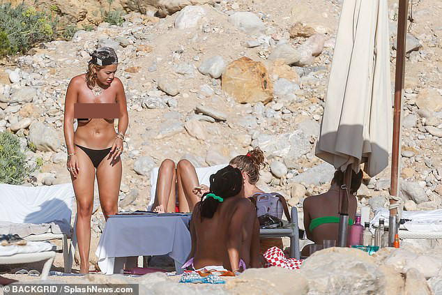 Rita Ora 'thả rông' đi lại trước mặt bạn bè trong kỳ nghỉ gây choáng ảnh 9