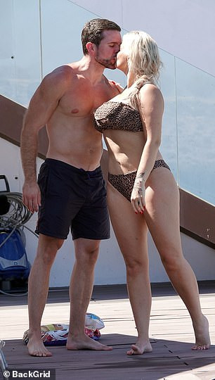 'Biểu tượng gợi cảm' Anh quốc một thời xồ xề thảm hại, để ngực trần bên bể bơi gây choáng ảnh 4