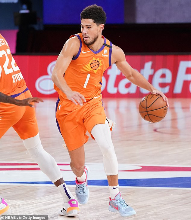 'Siêu mẫu đắt giá nhất thế giới' mặc street style đơn giản nhưng tôn dáng hoàn hảo ảnh 4