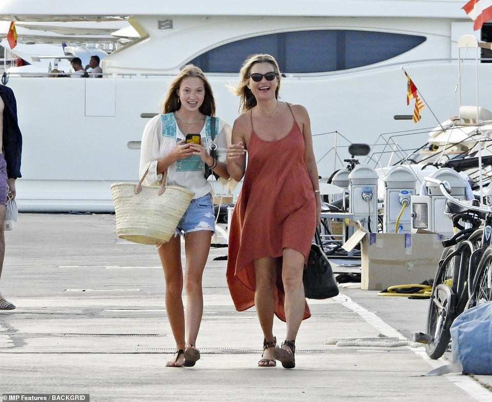 Siêu mẫu lừng danh Kate Moss đi nghỉ với bạn trai kém 13 tuổi, vóc dáng chảy xệ gây sốc ảnh 10