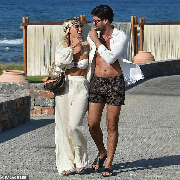 Sao truyền hình 9x mặc bikini quây tí hon nóng bỏng, khoá môi bạn trai nồng nàn ảnh 4