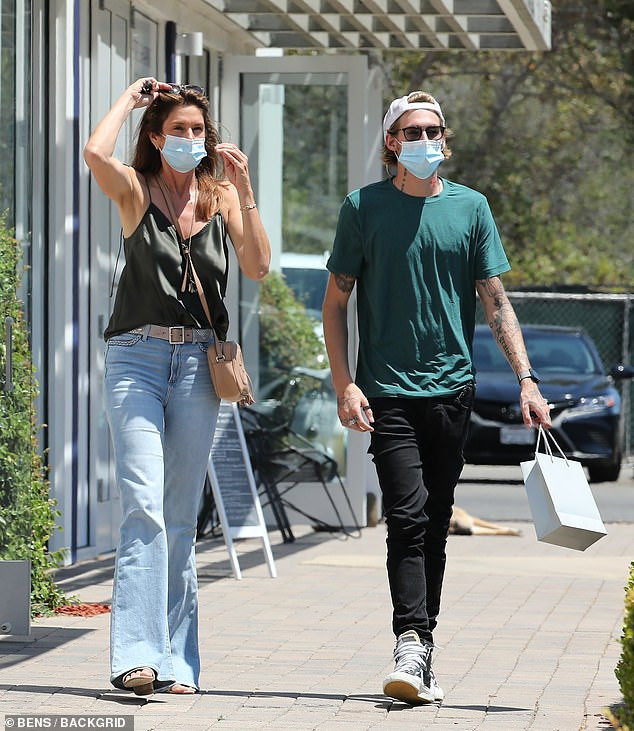 Huyền thoại làng mốt Cindy Crawford gây 'sốt' với quần ống loe trẻ trung trên phố ảnh 3